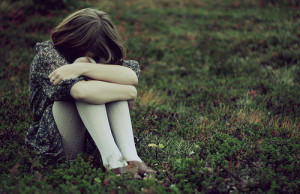 alone-depressed-drama-girl-grass-tights-Favim.com-101415_large